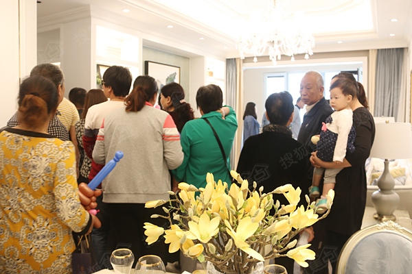 购房人参观样板间