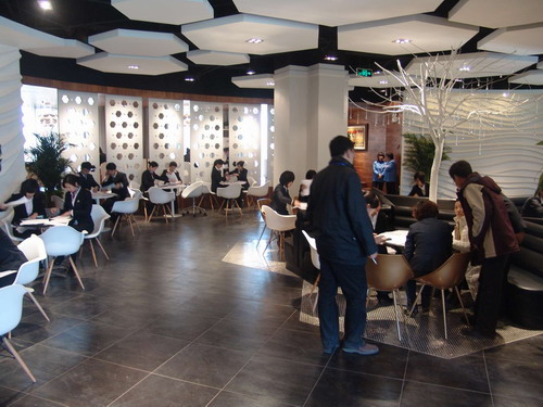 展示中心内,销售人员正在进行积极筹备