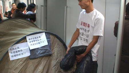 "无房男"地铁车厢支帐篷征婚 事发七号线