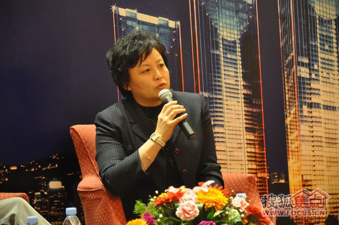 国家住房和城乡建设部政策研究中心副主任秦虹回答现场观众的提问