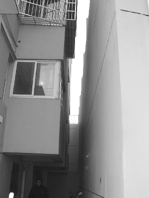 镇江开发出楼靠靠一探身一伸手摸到对面楼