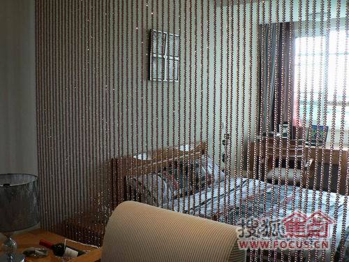 用帘子隔着客厅与卧室