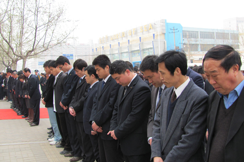 天山集团董事长吴振山,副董事长吴振岭等多位集团领导,以及天山集团数