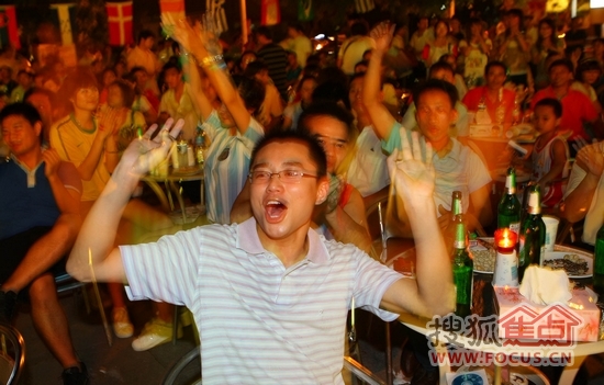 球迷狂欢夜,热情的球迷欢聚一堂