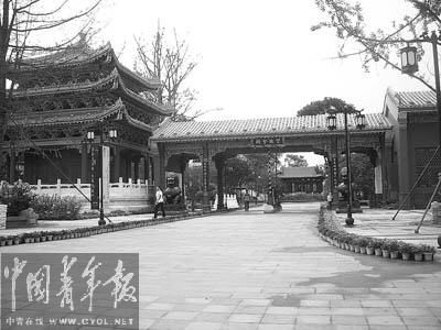 豪华的“大宅门-紫微园”别墅区入口。 本报记者 庄庆鸿摄