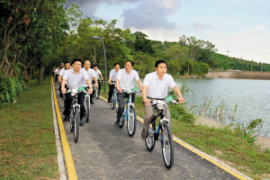 黄华华,王荣,林木声,许勤等兴致勃勃地骑上自行车,体验深圳绿道.