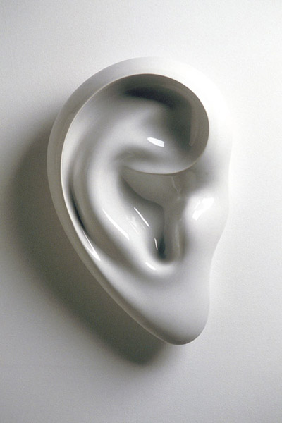 用一个耳朵倾听