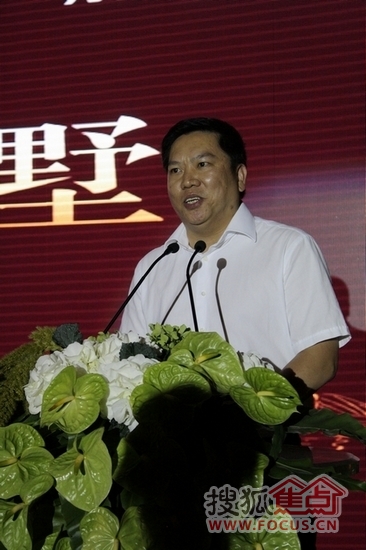 大岭山镇长黄庆辉先生发表讲话