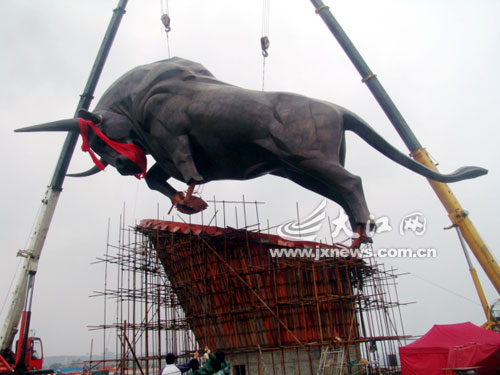 中国紫铜"神牛"落户南昌青山湖区罗家广场