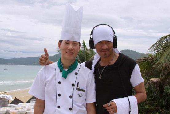 拍摄海南四大名菜的烹制,刘汉强与名厨合影