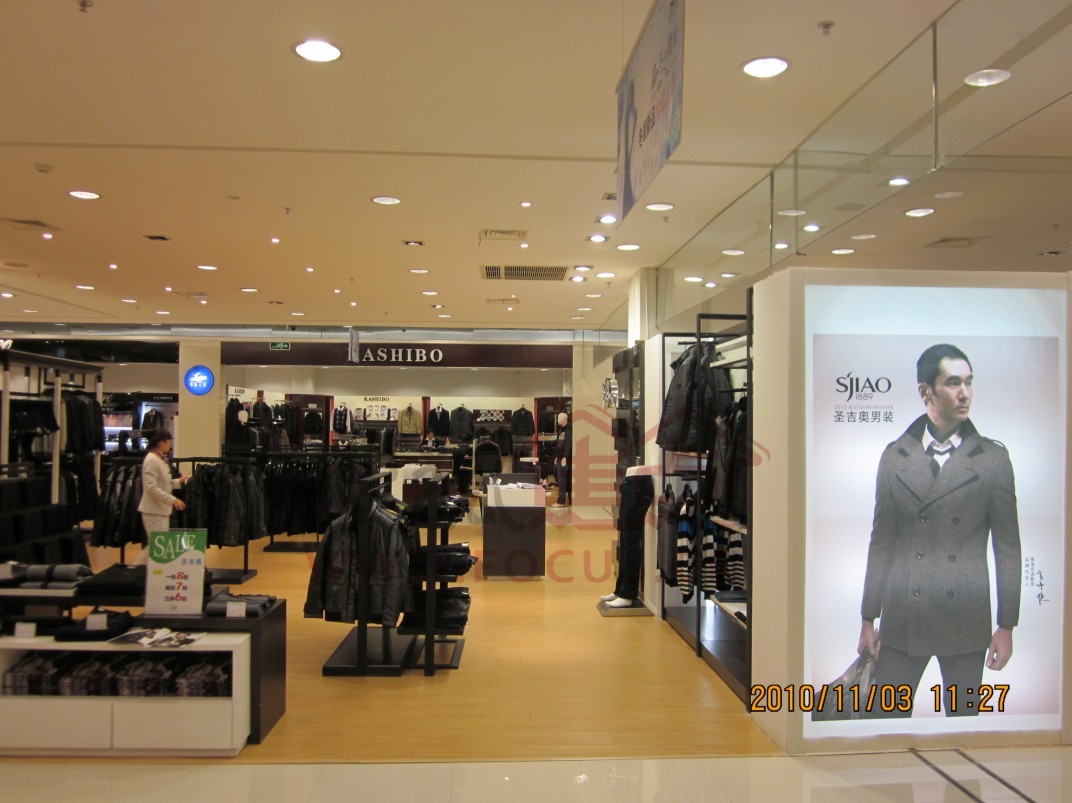 位于蚌埠来雅百货三楼男装区的"圣吉奥"专卖店