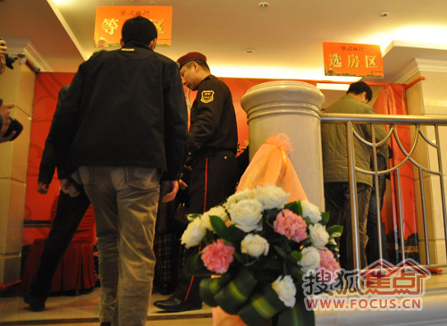 确认客户vip卡编号后,进入等候区,按照顺序逐组进入选房区选房.