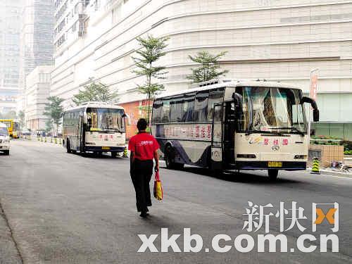 碧桂園停在宏發大廈停車點的樓巴.(資料圖)