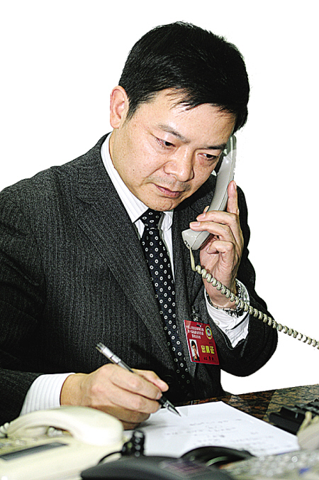 政协委员雷云畅谈城建 并记录群众关心的问题