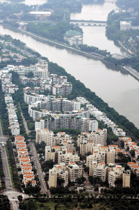 图为广州二沙岛的别墅群(资料图片)  羊城晚报记者 黄巍俊 蔡惠中  摄