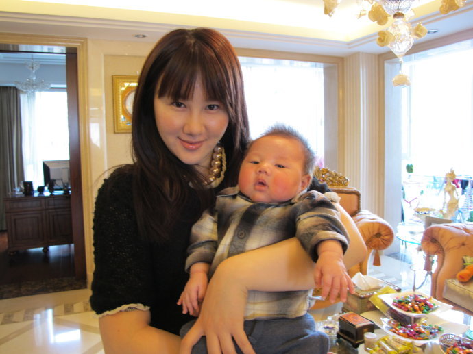 孟瑶秀一家合影豪宅曝光金碧辉煌