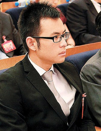 家族身价:约200亿人民币.跟哥哥杨其龙长得不像.