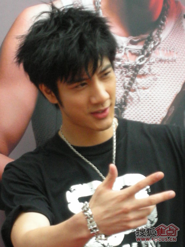 王力宏成熟男人家居写真帅到心跳去