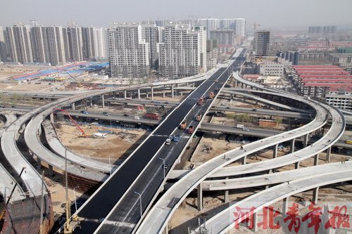 石家庄中华北大街跨北二环立交桥开始铺设沥青