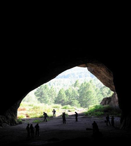 图为鄂伦春自治旗阿里河镇北约10公里的嘎仙洞,是鲜卑族的发源地.