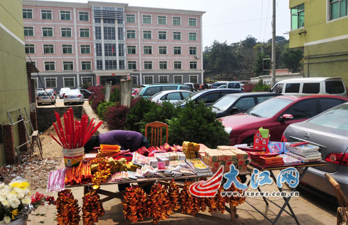 南昌:村民圈地建停车场 瀛上路边停车费暴涨