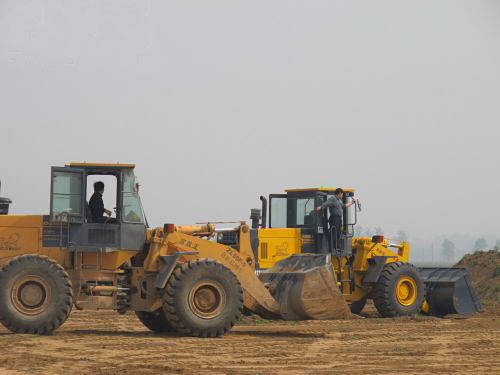 两辆推土机正在紧张作业