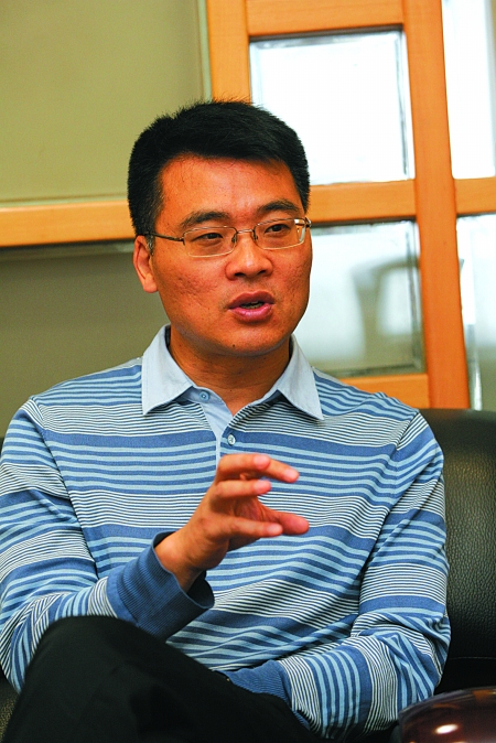 渝中区区委常委,副区长邓开伟  记者 梁杰 摄突围解放碑发现渝中第二