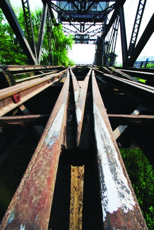 風光40年的南京火車輪渡棧橋如今鏽跡斑斑,落寞地守望著不遠處讓它