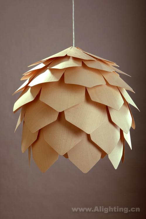 醇香木制松子灯 流泻的光与影的温馨美丽