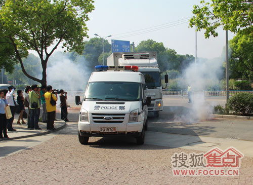 国宝来无锡警车开道荷枪实护