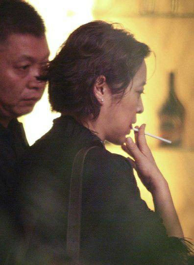 认出,一眨眼功夫围观索要签名的粉丝不计其数,赵薇抽烟也被被记者拍下