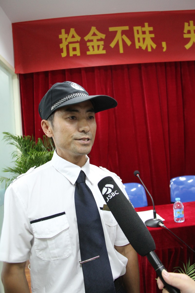 (保安阮师傅在接受记者采访)