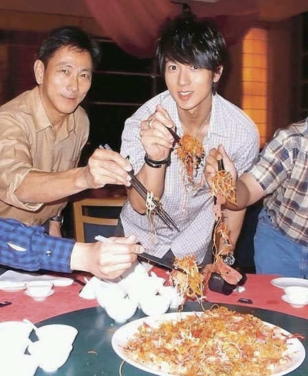 明星兄弟姐妹亲密家居照 看谁张的最像