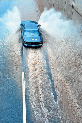 昨日下午3时,香樟东路靠高铁站的立交桥下,一辆汽车疾驰而过.