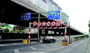 二环东路高架设限高杆 大车上不去居民睡踏实