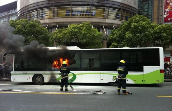 电动公交车自燃 乘客急疏散-房产新闻-上海搜狐焦点网