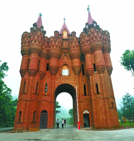 华生园投资上百万元修建的城堡式大门 记者 张路桥 摄