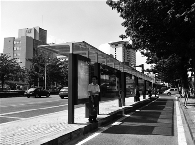 摘要:改建后的公交车站焕然一新,光洁美观的玻璃顶棚,简约流畅的刚性