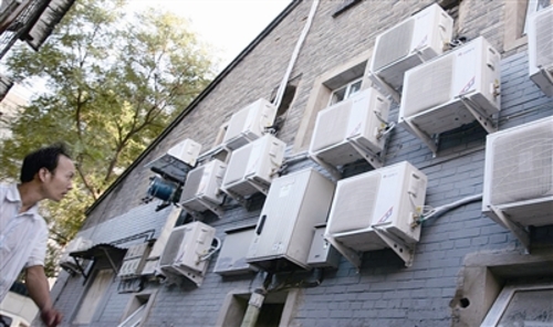 北京西四羊肉胡同窄巷惊现胡同版"最牛空调墙"