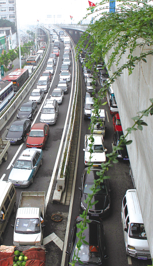 交通拥堵成为城市"顽疾"(资料片) 记者 潘炳 摄
