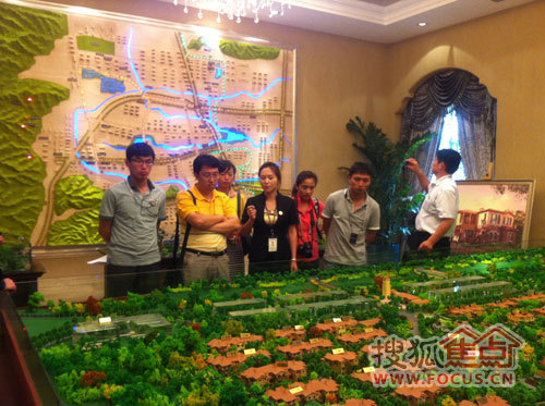 香江别墅置业顾问向青岛媒体介绍项目情况