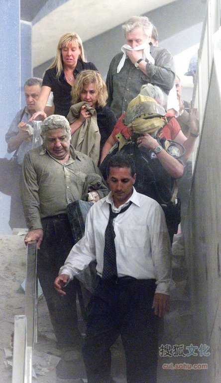 幸存者走出大楼的废墟