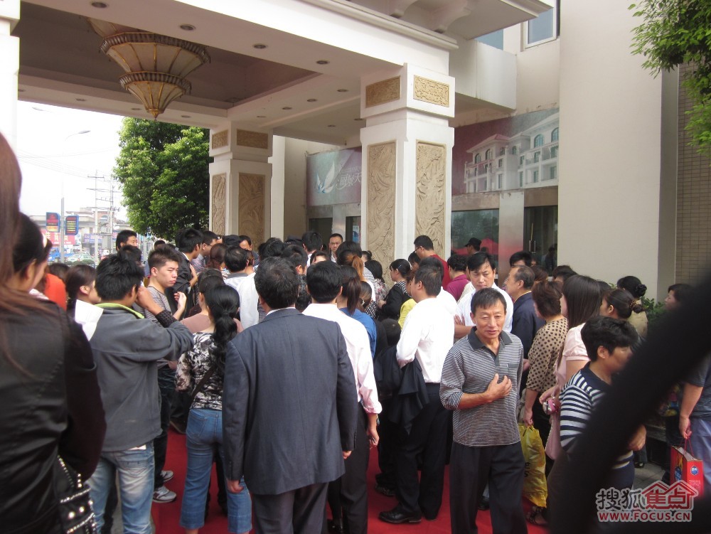 购房者排队等候进入大厅选房