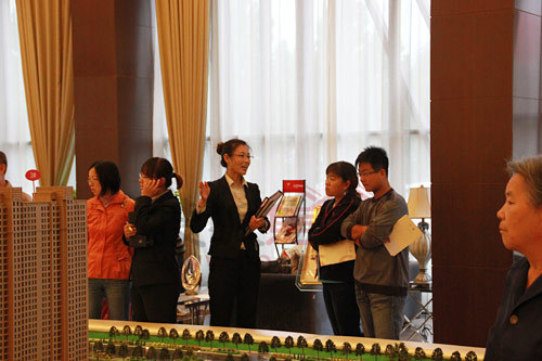 置业顾问在讲解楼盘信息