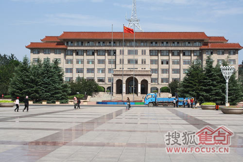 与城阳区政府仅一路之隔