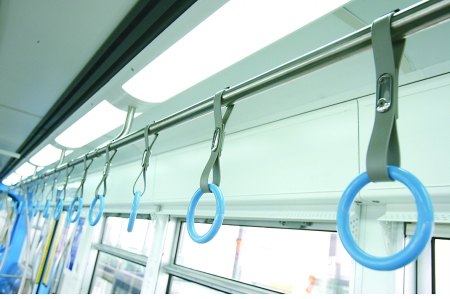 3号线列车车厢内的蓝色吊环