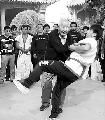 我国摔跤界少有享受国务院特殊津贴的著名教授杨子明老人再次回归故里