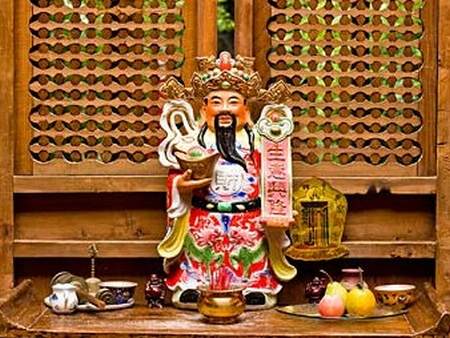 财神分文财神和武财神之分,家庭中宜摆放文财神,如果把财神摆放到财神