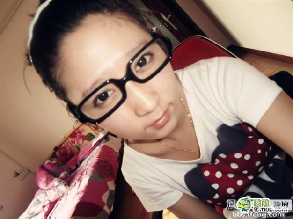 年轻漂亮的女警花自曝生活照[图]