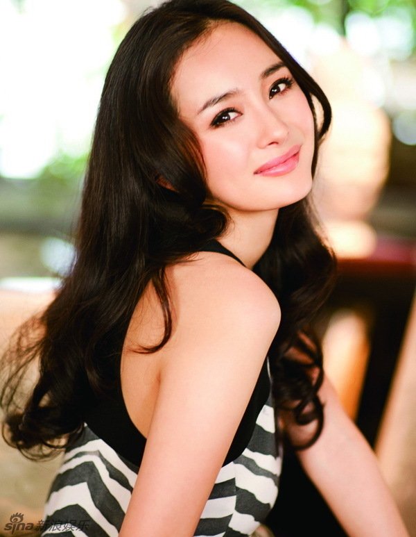 杨幂写真眼神迷离美 魅惑优雅彰显成熟女人味